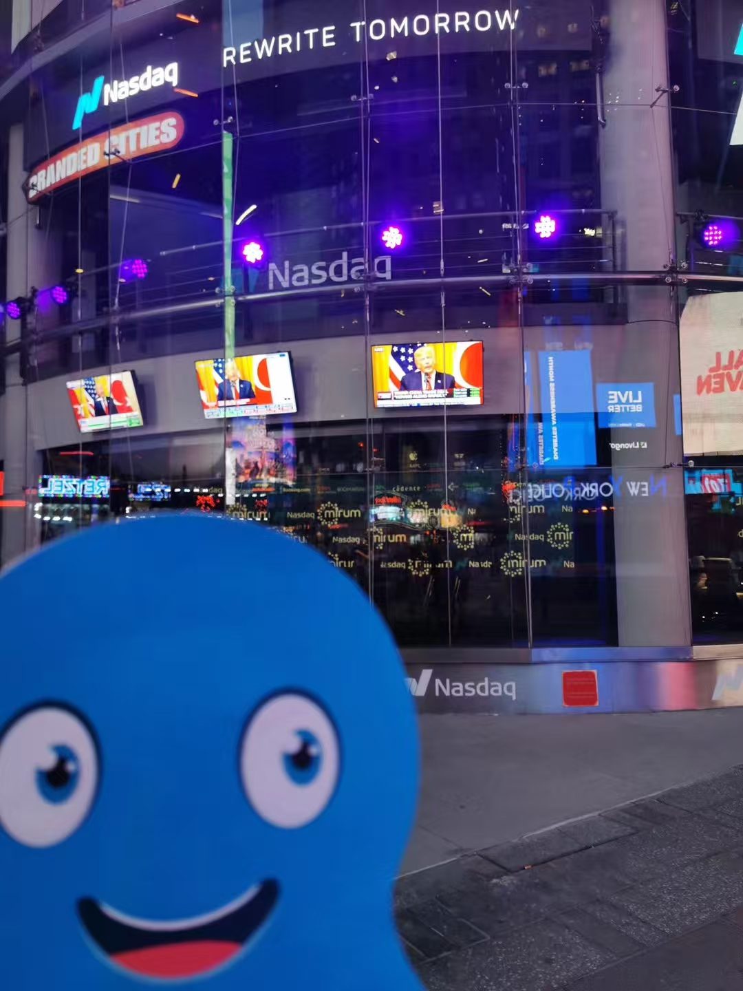 Mascota de Octoparse frente al Nasdaq MarketSite